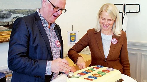 Paul Lindvall och Ann-Chatrine Hjerdt tog varsin rejäl bit av tårtan.