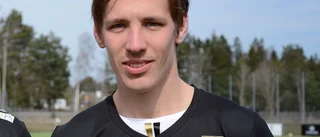 Han går en match mot klockan