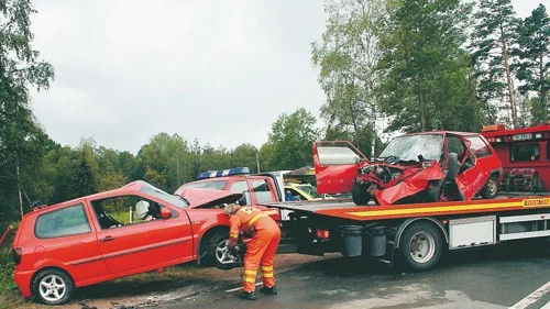 Kollisionen blev kraftig. En person blev svårt skadad och en person avled till följd av olyckan. Foto: Janne Strömsten