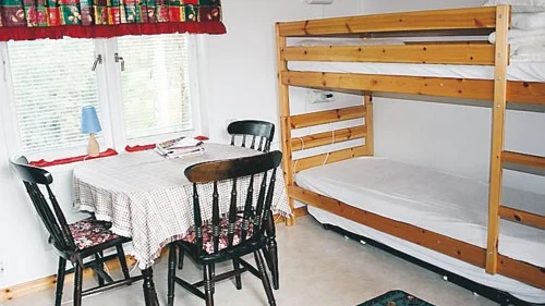 Så här bodde den ms-sjuka kvinnan och den nu häktade sambon. Bilden är tagen i campingstugan som ligger intill den paret bodde i, men de var i stort sett likadant möblerade när paret flyttade in 1999.
