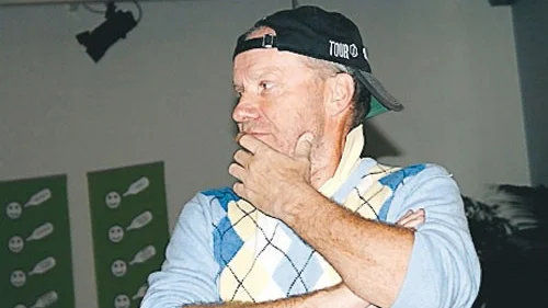 Okej att ha keps på sig i skolan? Jan Lindh tycker inte det.