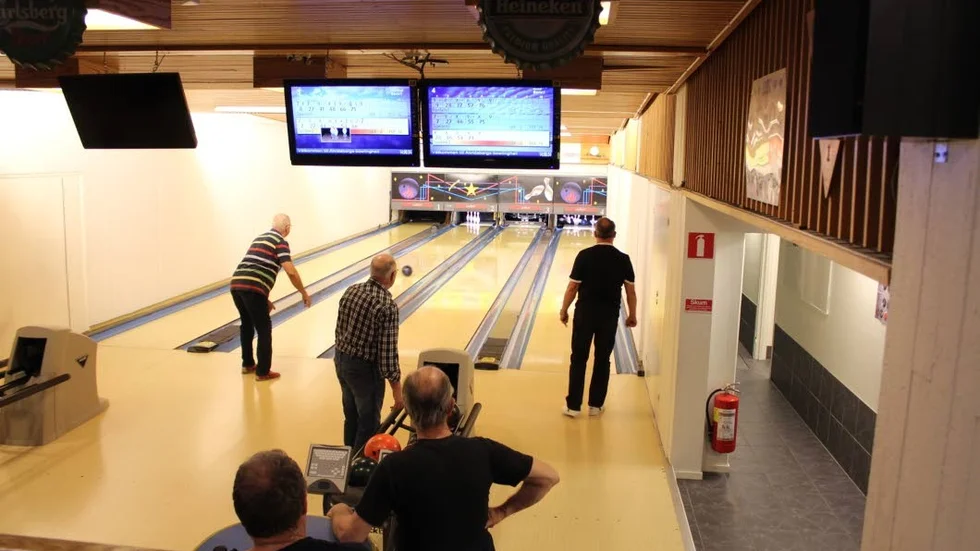 Bowlingen drar besökare. På onsdagar samlas bland annat en en grupp träffsäkra pensionärer.  Under helgerna är hallen en samlingsplats för den som vill bowla, umgås och äta.
