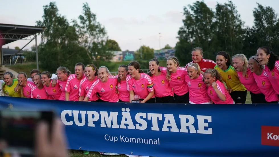 Östergötlands FF firar segern i Cup Kommunal.
