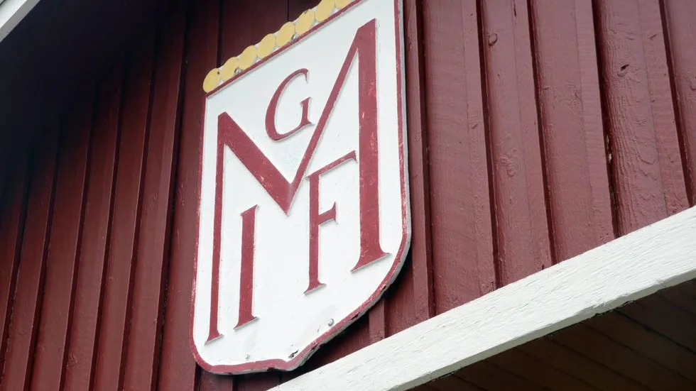 Klubbmärke Målilla GoIF vid Målilla IP.