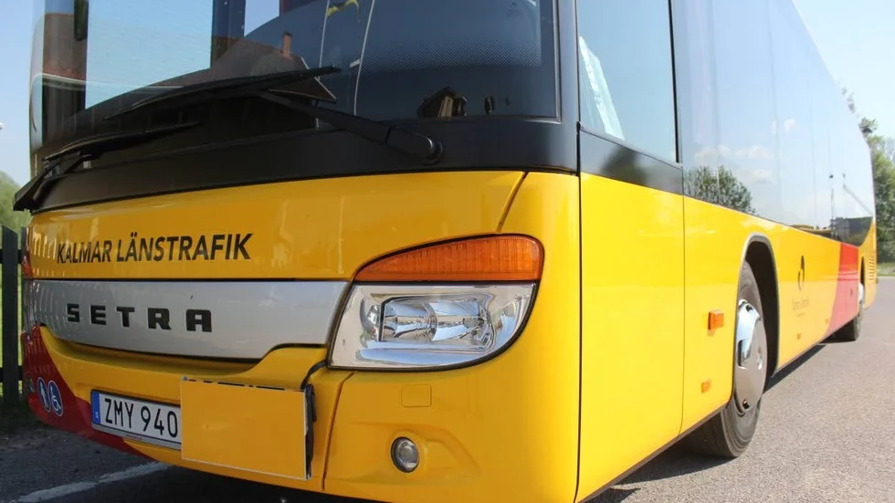 När kollektivtrafiknämnden samlas för möte på fredag, har ledamöterna att ta ställning till ett sparförslag som påverkar totalt 13 linjer i Kalmar län. Bland annat linje 327 mellan Hultsfred och Eksjö som risterar dras in på grund av för få resande och ökade bränslekostnader.