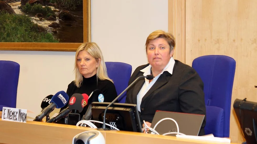 Chefsåklagare Eva Nemec Nordh, till höger, förklarar varför de två misstänkta släpptes efter förhör.