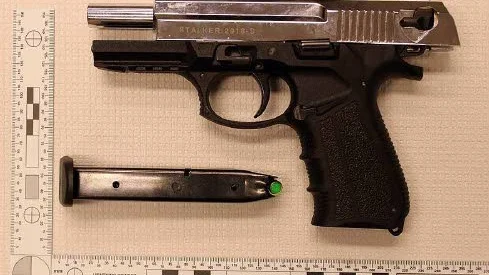 I 39-åringens bil hittades denna pistol.