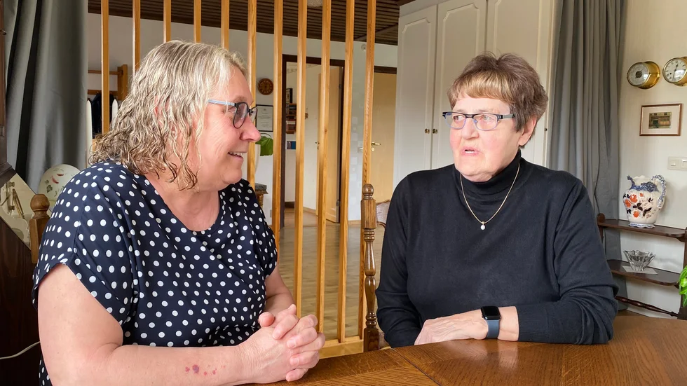 Charlotte Jansson Velén, personlig assistent och Carola Eklund, anhörig, har svårt att se att en privatisering gynnar deras situation. Men kommunen behöver spara pengar.
