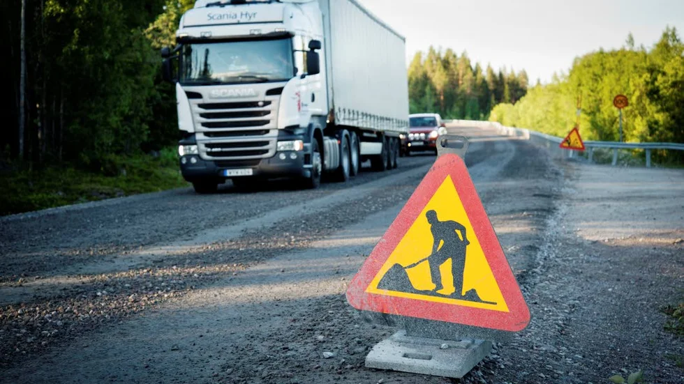 Att plötsligt befinna sig i en långsam kö en stekhet sommardag är inte det roligaste. Via Trafikverkets hemsida så går det att se läget på vägarna innan resan startar.