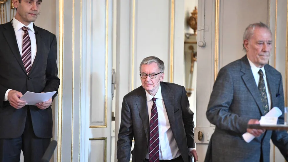 Svenska Akademien står själva i vägen för litteraturen, menar Kurirens litteraturkritiker Jan-Olov Nyström i sin kommentar till 2018 och 2019 års Nobelpris i litteratur.