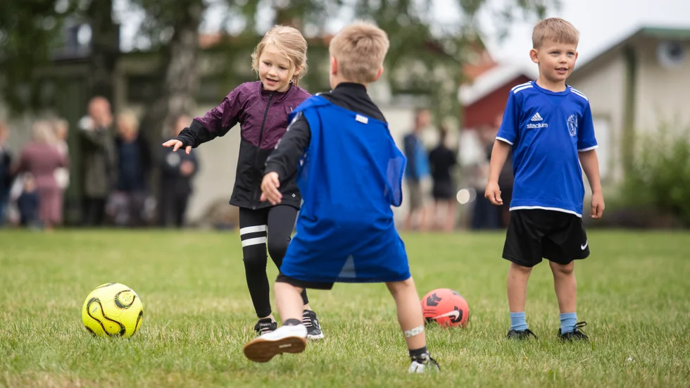 Alice Kåhlin passade på att gå på fotbollsskolan i Borghamn när hon hälsade på hos mormor. När hon kommit hem skulle hon rita en teckning på när hon lirade boll på Sjövallen berättade hon. 