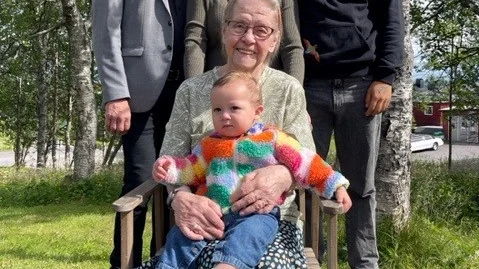Femgenerationer.Bakre raden: farmorsfar Torsten Fors, farmor Therese Salazar Fors, pappa Andre Salazar Fors. Sittande: farmorsfarmor Impi Fors med Dante i famnen.