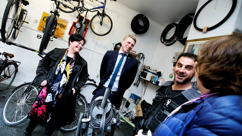 Vårbudget. Biträdande finansminister Per Bolund och Uppsalas kommunalråd Marlene Burwick (S) och Maria Gardfjell (MP) höll presskonferens inne hos cykelreparatören Hesam Rashed på onsdagen.
