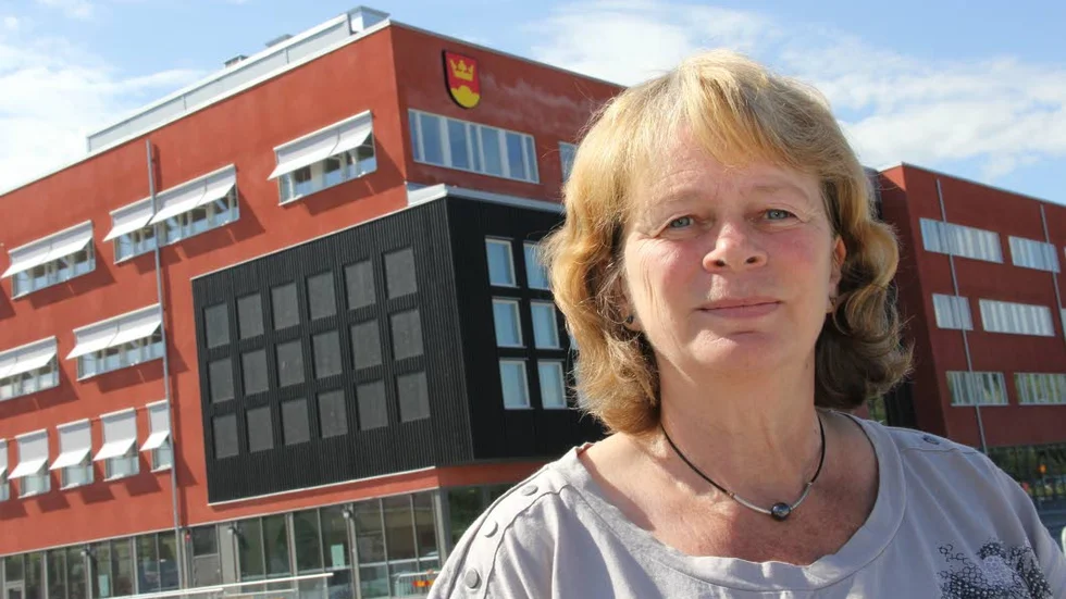 Gunilla Tuvin framför Knivsta kommunhus.