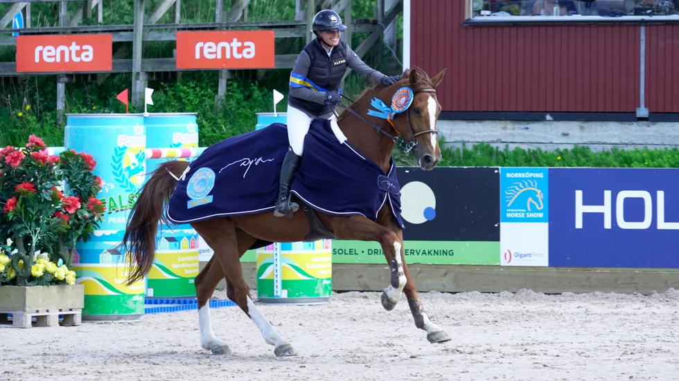 En lycklig Cecilia Tenggren Frykman fick kliva högst upp på prispallen i söndagens 1.50-klass. 