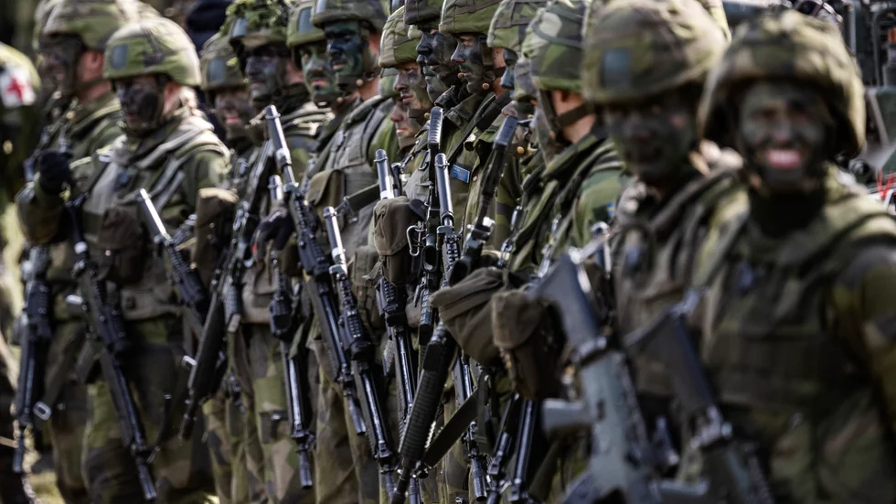 Under den stora militärövningen Aurora 23 var det full fart, men för att ha tillräckligt med sådant som kängor och regnställ framöver till värnpliktiga och anställda ställer armén in viss repetitionsutbildning under hösten. Arkivbild.
