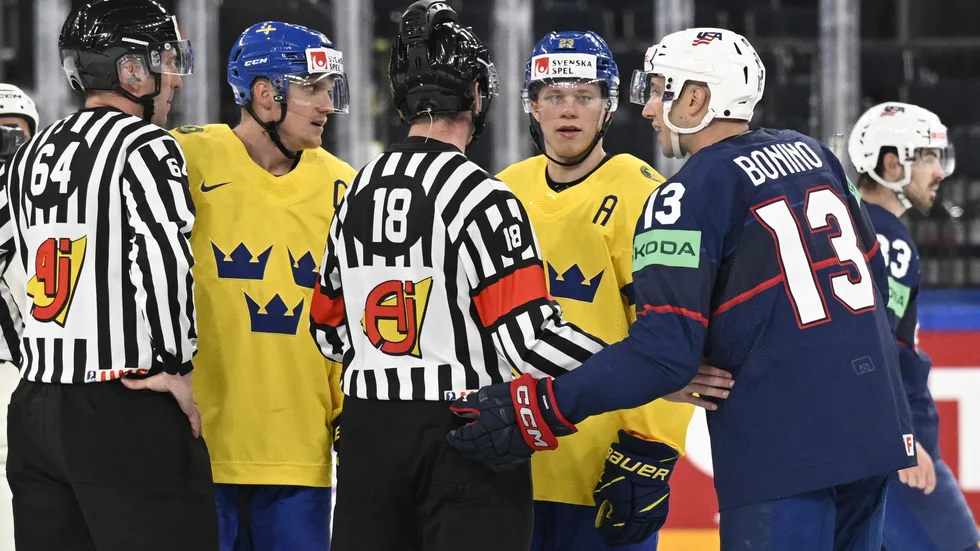 Heta känslor mellan Sveriges lagkapten Jakob Silfverberg, till vänster, Lucas Raymond och USA:s Nick Bonino.