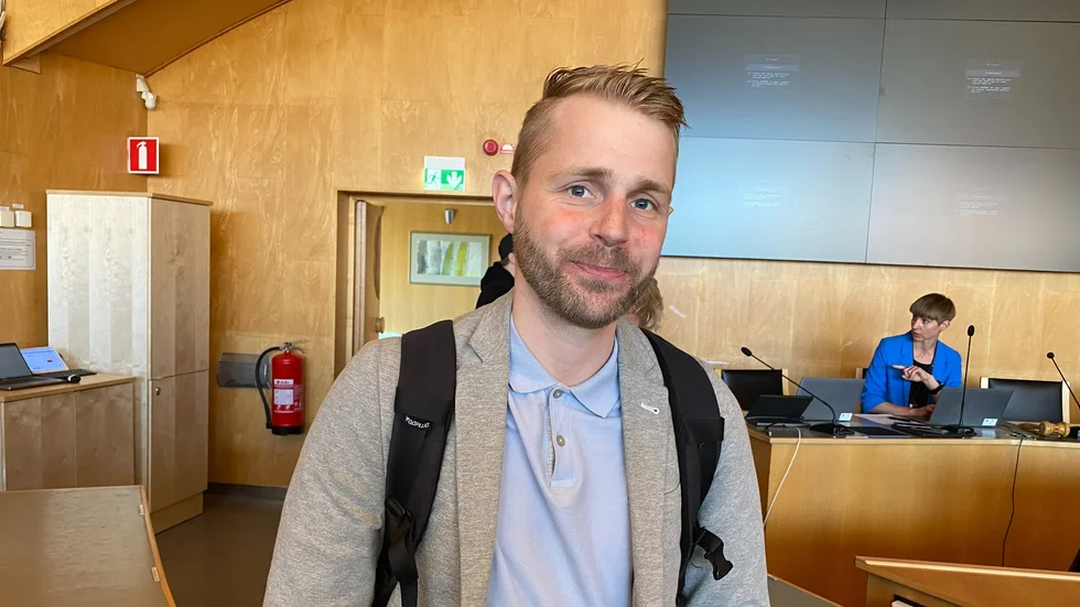 Liberalernas gruppledare Thomas Söderström riktar kritik mot att Luleå kommun inte lyckas hitta sätt att få studenterna vid universitetet att stanna i Norrbotten.