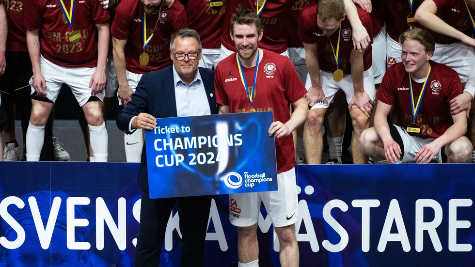 Tobias Gustafsson får biljetten till Champions Cup av Mikael Ahlerup i samband med SM-guldet.