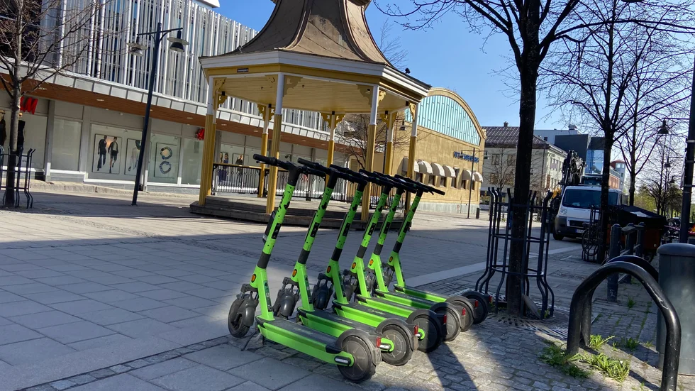 Elsparkcykeln har kommit för att stanna. Nu vill Luleå kommun införa en rad regleringar för att minska antalet olyckor. Bland annat handlar det om att ta bort möjligheten att köra en elsparkcykel på en trottoar.