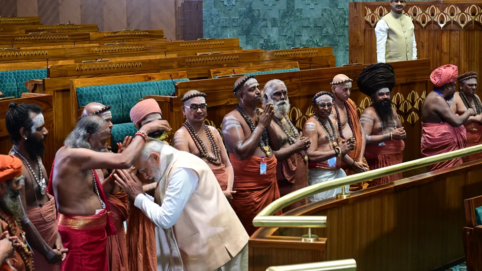 Indiens premiärminister Narendra Modi ledde en religiöst präglad rit när landets nya parlamentsbyggnad skulle invigas.