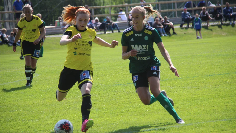 Ina Burström kliver in i duellen med en Slättaspelare. 