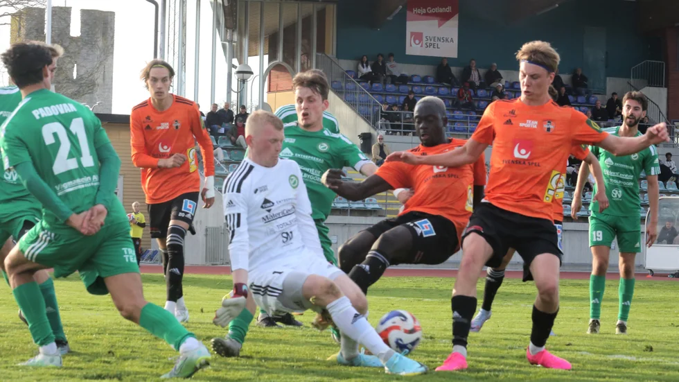 Lamin Touray var nära att göra mål mot Franke.