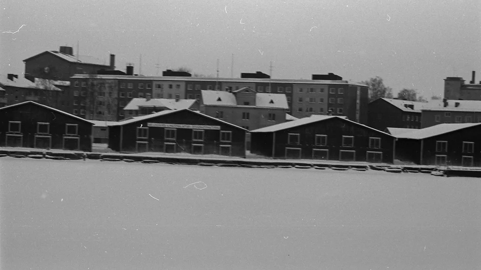 Bilden visar Norra hamn 1965. Så här såg det ut långt in på 1980-talet då magasinen gjordes om till Norrbottensteaterns nya hemvist. Med tiden fick teatern sällskap av restauranger och bryggor för turbåtar och privata båtar.