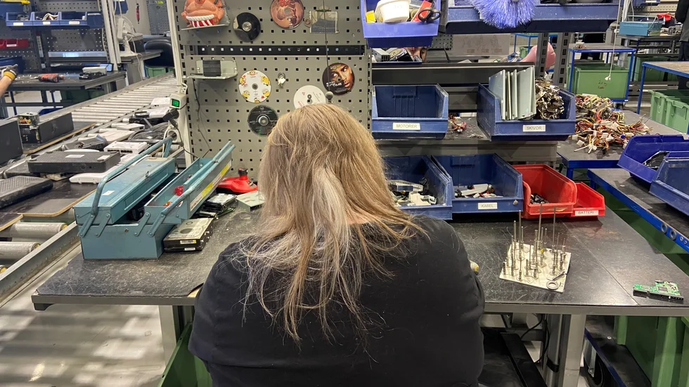 Anna-Karin Söderberg är 55 år och jobbar sedan ett år på återvinningscentralen i Uppsala kommun efter fem år med försörjningsstöd. 