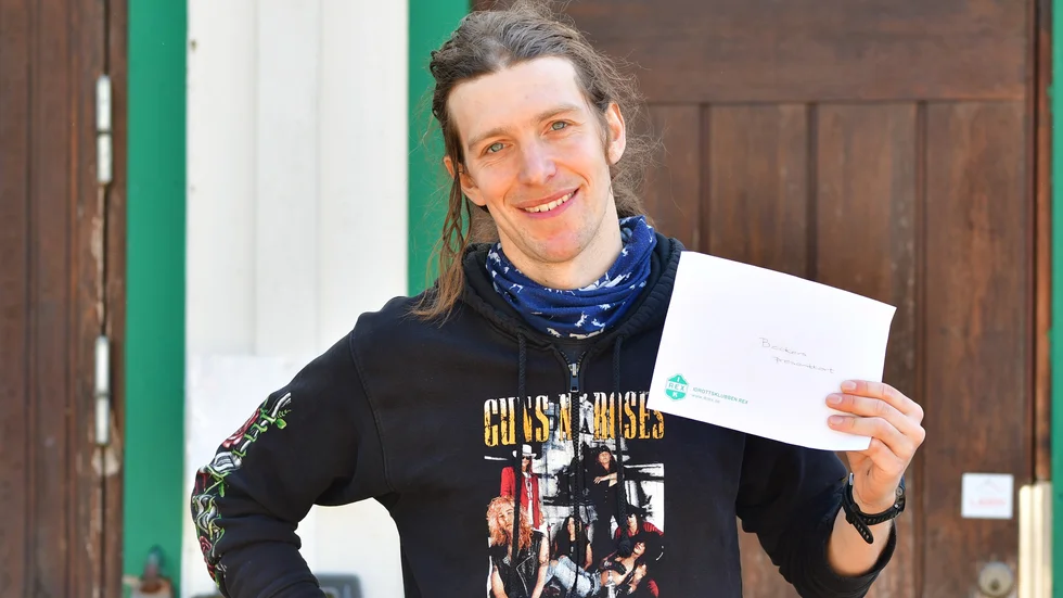 Rasmus Nilsson med "segerbrevet" från IK Rex efter 46-kilometersloppet runt Ottarsborg.