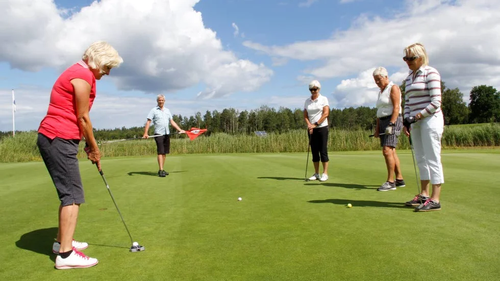 Fokus. Birgitta Kvarfordh är en av drygt femhundra spelare som är med och tävlar i Öregrund Ladies open, en av sex tävlingar på Öregrunds golfvecka. Sture Lindström, Maj.Britt Jansson, Carin Svensson och Yvonne Telander tittar på.