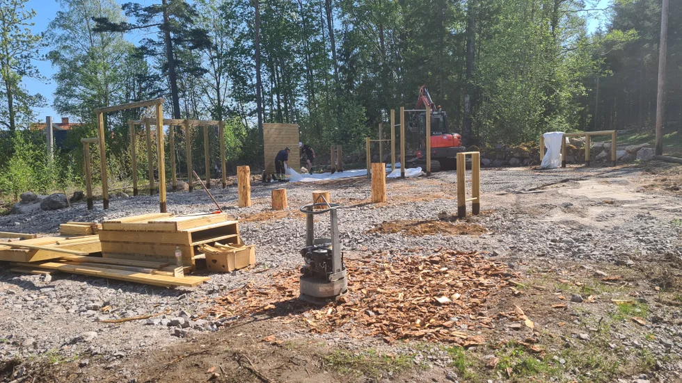 I september ska ett nytt utegym med sju stationer, alla i trä, stå klart vid gamla idrottsplatsen i Högsjö.
