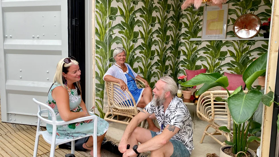 "Det här är helt underbart att den här delen av staden får lite liv", säger Liselott Eriksson Niiranen som njuter av en drink tillsammans med Maja och Leffe hos Miami najs.