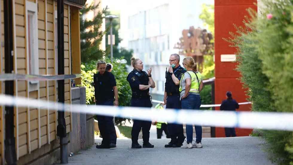 De skottskadade männen har förts till sjukhus.