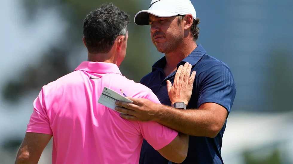 Rory McIlroy och Brooks Koepka, just nu på PGA-touren respektive LIV, efter en runda i US Open nyligen. Arkivbid.