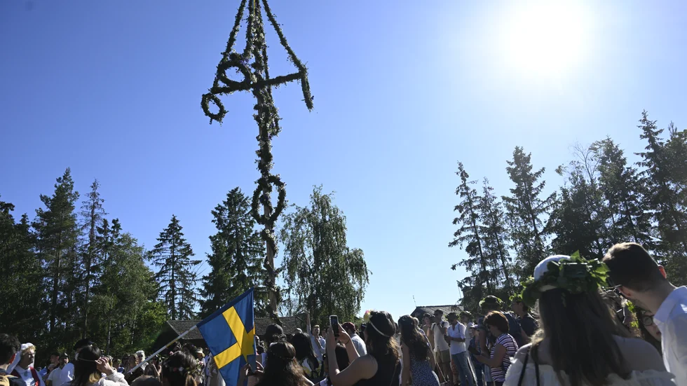 Vädret ser ut att bli perfekt för att vara utomhus stora delar av midsommarfirandet.