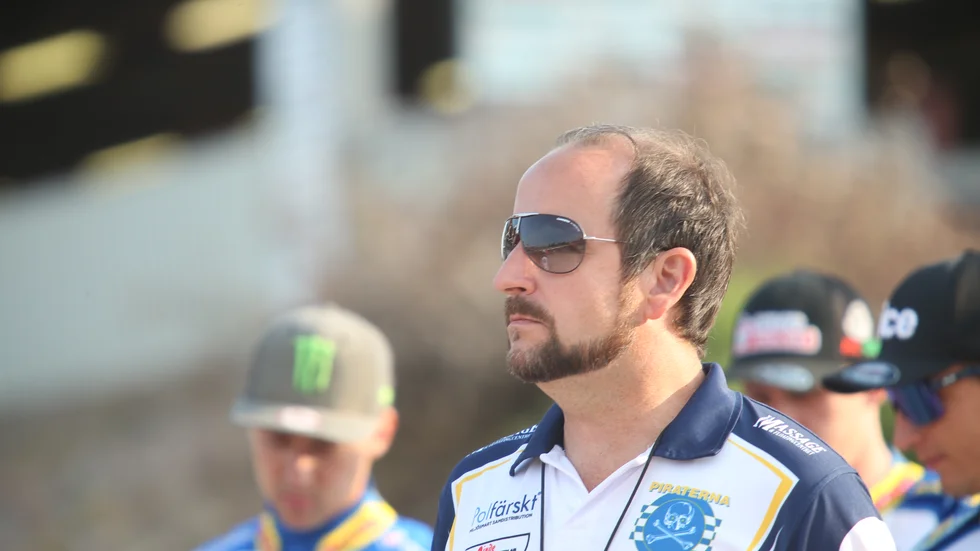Piraternas assisterande lagledare Anders Bylin snackar upp andra kvartsfinalen tillsammans med Jens Bollius.
