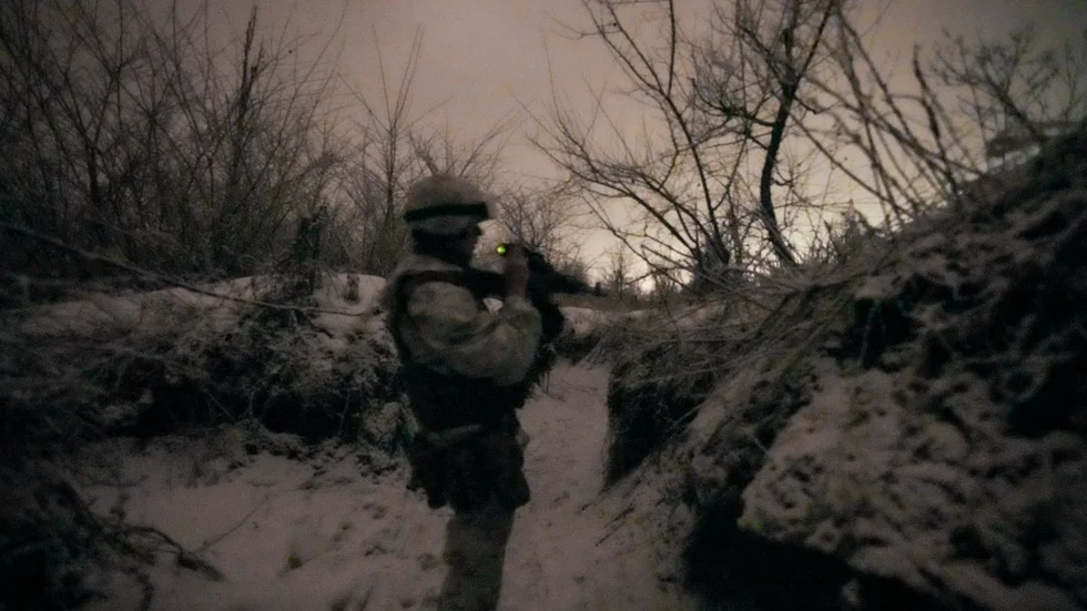 En ukrainsk soldat med mörkersikte någonstans i Donetsk i februari förra året.