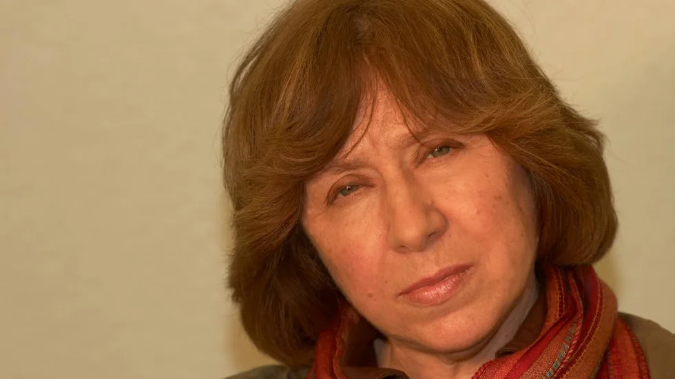 Olika läsningar. Tre olika läsningar fördjupar och förstärker Aleksijevitj författarskap i romanen "Dialoger med Svetlana Aleksijevitj".