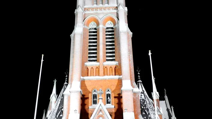 Mitt i byn. Än står domkyrkan mitt i byn, men dagens debattörer tycker att partipolitik inte hör hemma i kyrkan. Bättre med obundna kandidater i höstens kyrkoval.