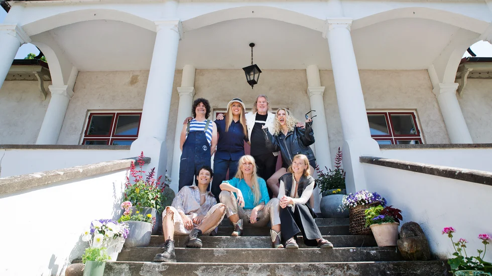 Artisterna Pär Wiksten, Mapei, Staffan Hellstrand, Peg Parnevik, Omar Rudberg, Sanne Salomonsen och Ellen Krauss på Grå Gåsens trappa under inspelningarna av ”Så mycket bättre” i Burgsvik.
