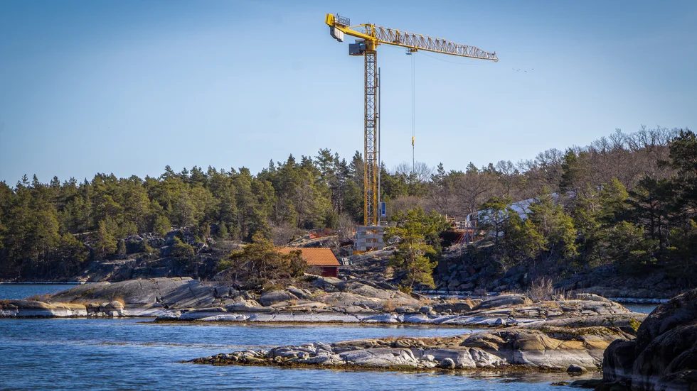 I februari 2021 skickade det Hongkong-baserade företaget Carenode International in en ansökan om strandskyddsdispens för att få bygga på Håskö i Gryts skärgård.