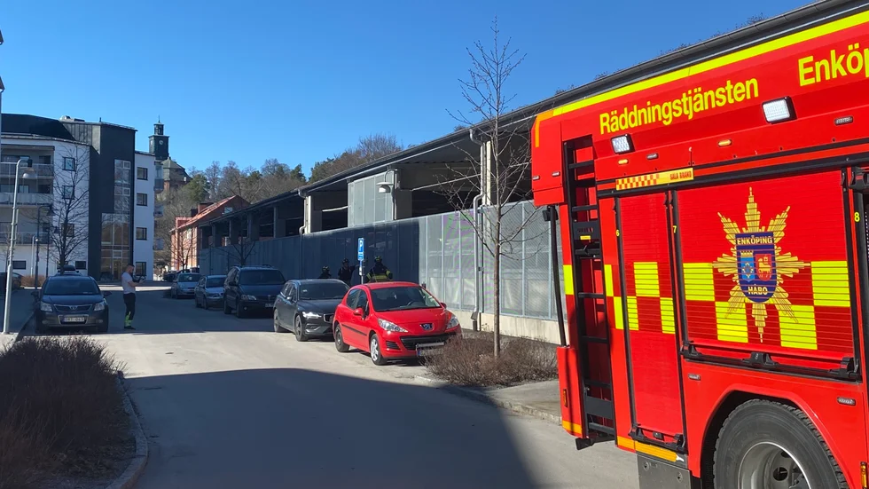 Räddningstjänsten kallades till en befarad bilbrand i centrala Enköping på fredagen.