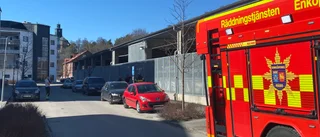 Larm om rykande bil i centrala Enköping
