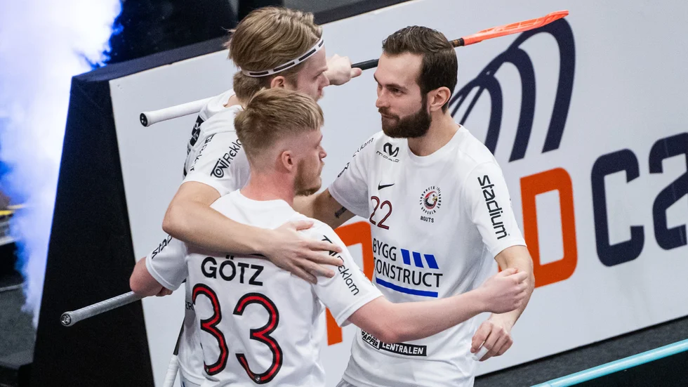 Albin Sjögren (t h) fick jubla i sin sista (?) match med Storvreta. Två assist blev det när klubben vann sitt sjunde SM-guld.