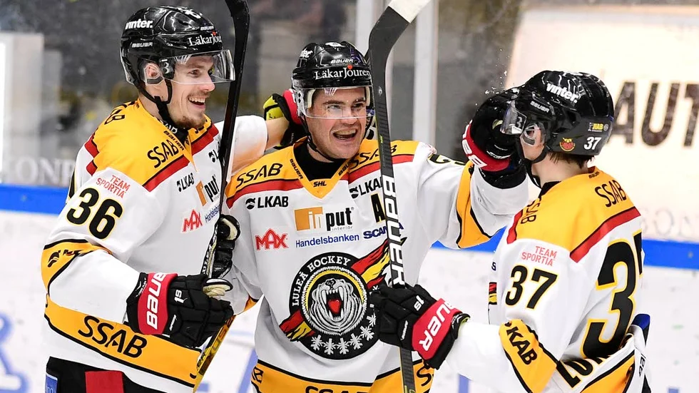 Isac Lundeström jublar tillsammans med Emil Larsson och tvåmålsskytten Karl Fabricius.