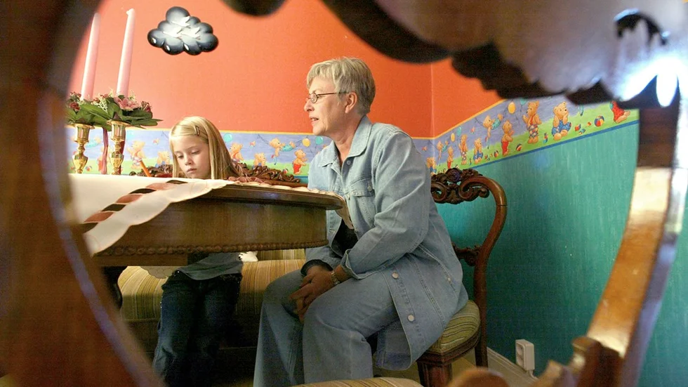 I tapettankar. Farmor Anita tar sig en pratstund med Jonna i det som nu är matsal men förr var barnbarnens lekrum. Hon är ute efter något annat än nallar.