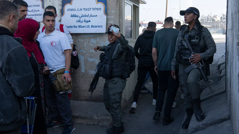 Israelisk gränspolis kontrollerar palestiniers id-handlingar vid en postering mellan ockuperade Västbanken och Jerusalem. Bilden är från i måndags.