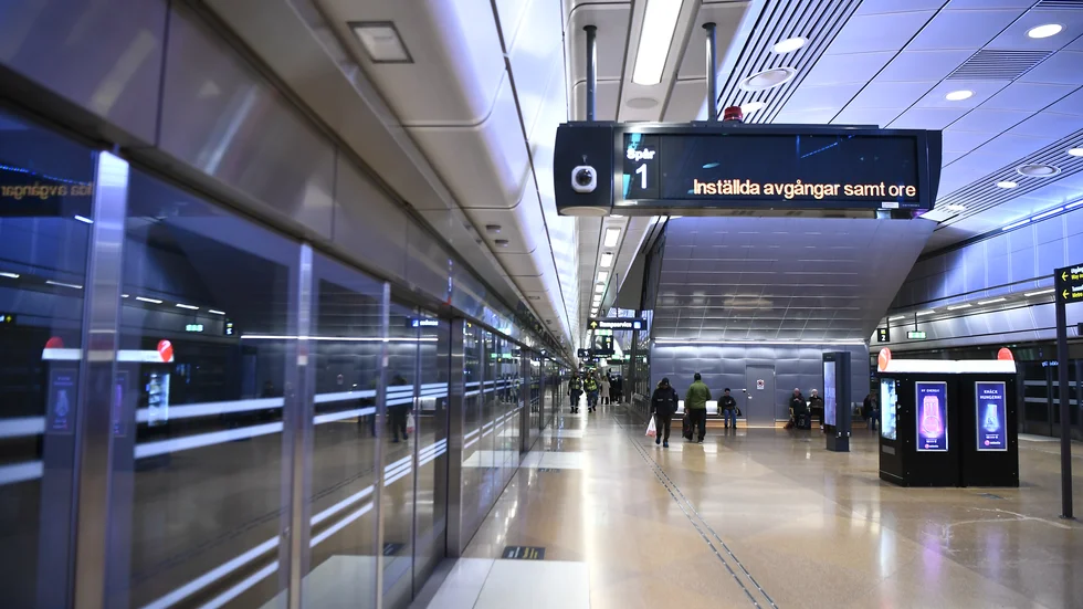 Lokförare inom pendeltågstrafiken i Stockholm gick ut i en vild strejk.  Övervakningskameror ska fylla en del av de funktioner som tågvärdarna har haft.