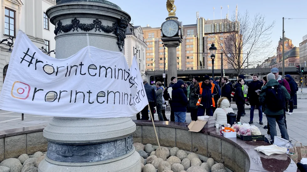 Några av de strejkande lokförarna möttes utanför Centralstationen i Stockholm då strejken inleddes. 